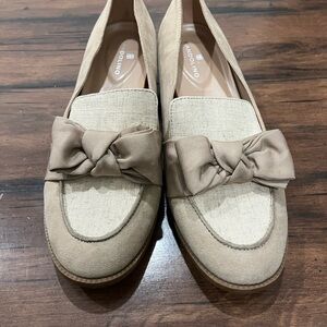Bandolino Beige Loafers with Bow Detail